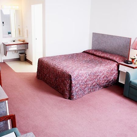 Country Club Inn Lacombe Экстерьер фото