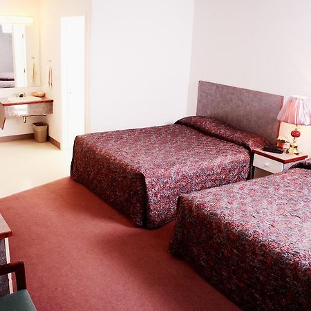 Country Club Inn Lacombe Экстерьер фото