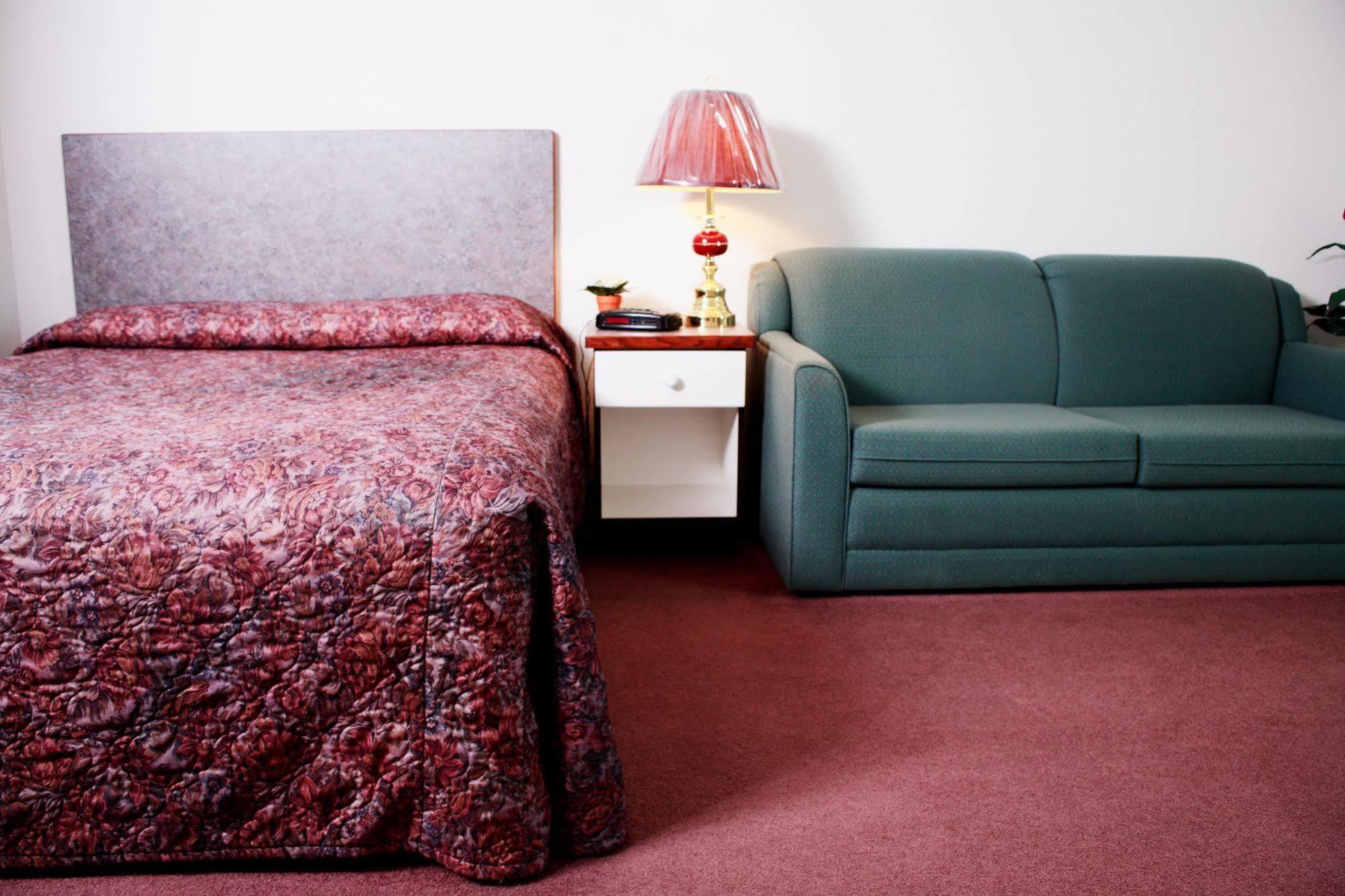 Country Club Inn Lacombe Экстерьер фото