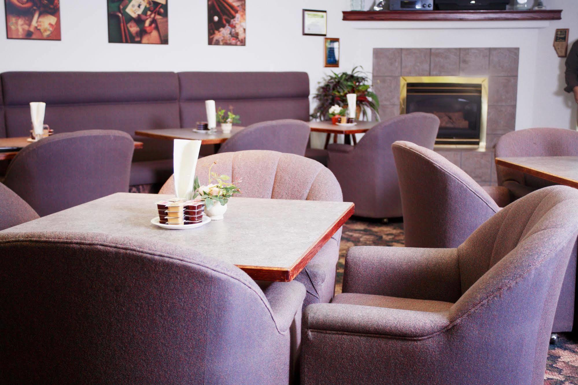 Country Club Inn Lacombe Экстерьер фото